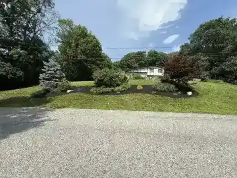 Mulch installation and landscape bed work in Dutchess County